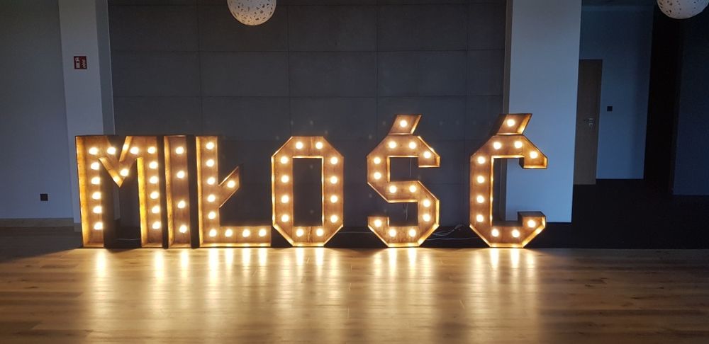 Miłość LOVE KOCHAM ti amo amore amour. Napisy na wesele ślub białe