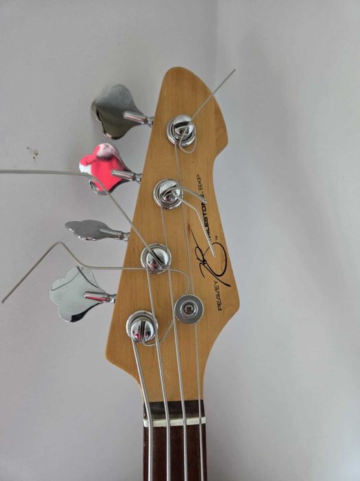 Gitara basowa Peavey Milestone - BXP, 4struny,kolor Red.