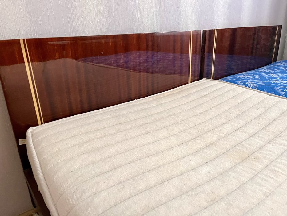 Продам два ліжка з матрацами