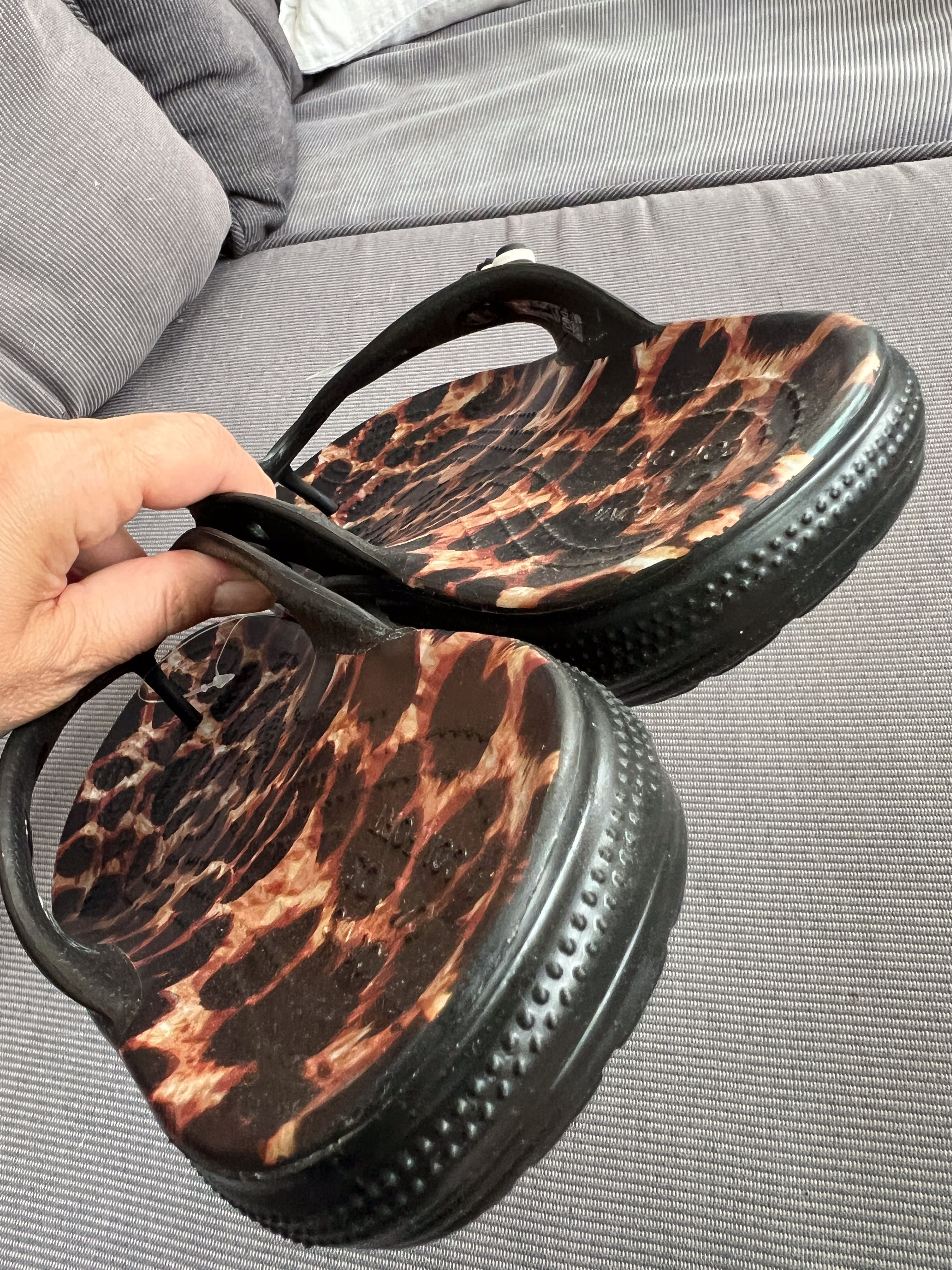 crocs flip japonki w6 roz 36/37 wkładka 23 cm czarne panterka