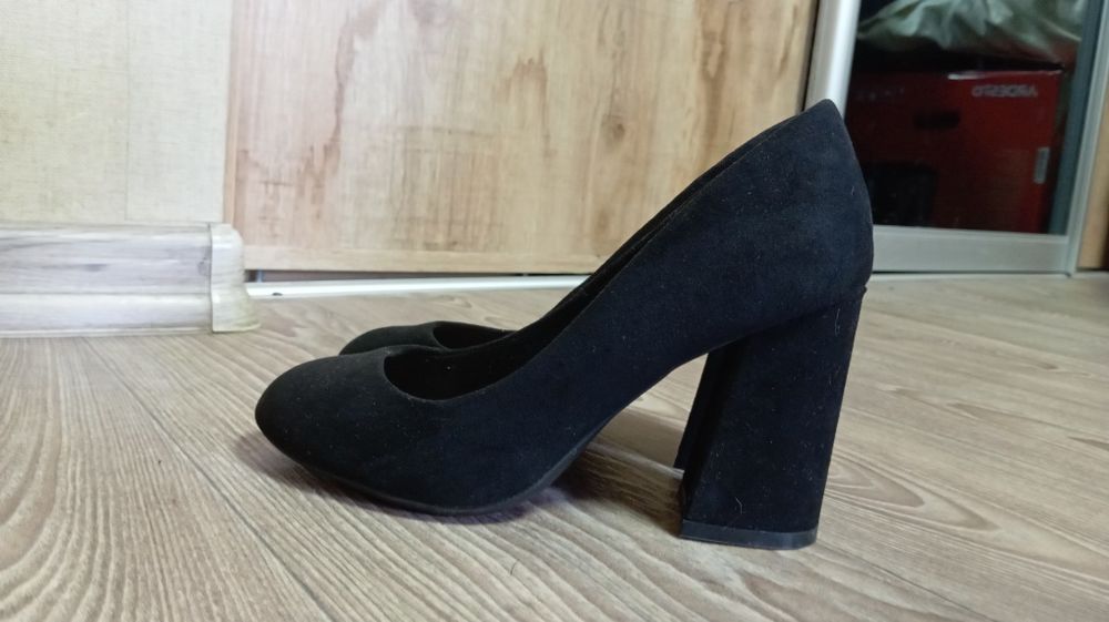 Черные классические туфли