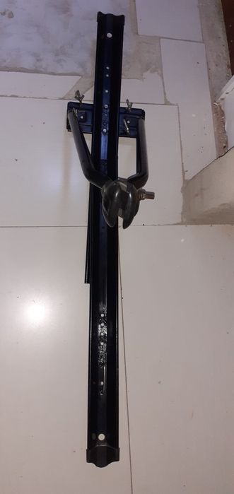 Vendo barras de tejadilho, com um seport para bicicleta.
