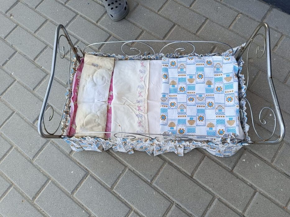 Cama metálica com colcha