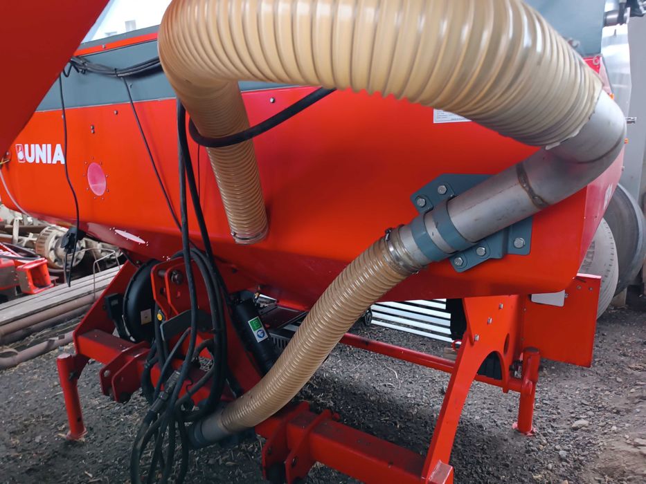 Przedni zbiornik do nawozu Unia  USF 1600