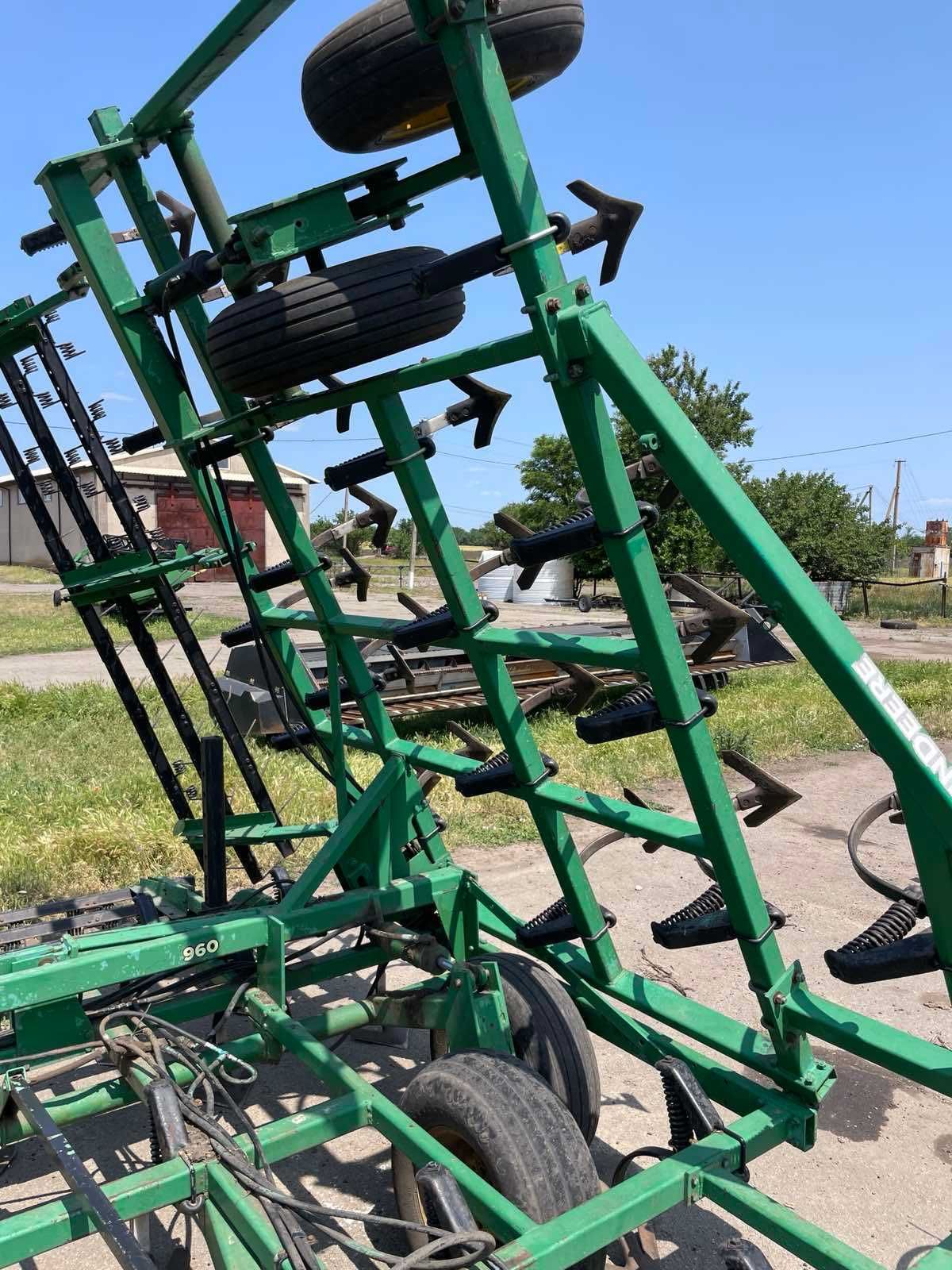 Культиватор John Deere  960 з робочим захватом 10.5 м