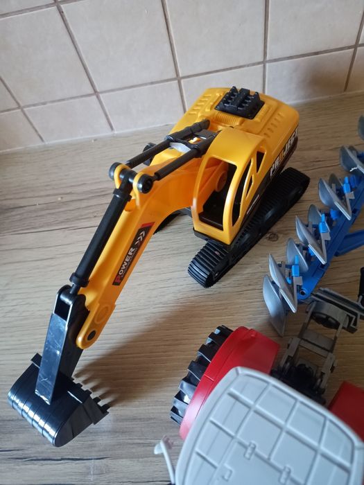Traktor z pługami koparka zestaw
