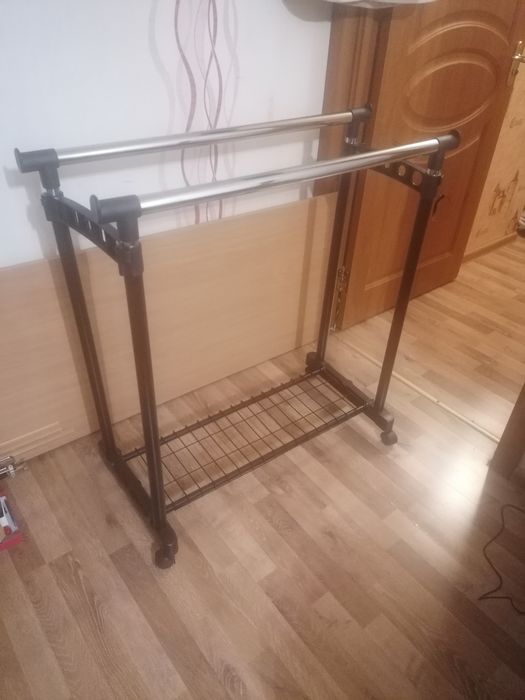 Напольная пересувна вішалка.