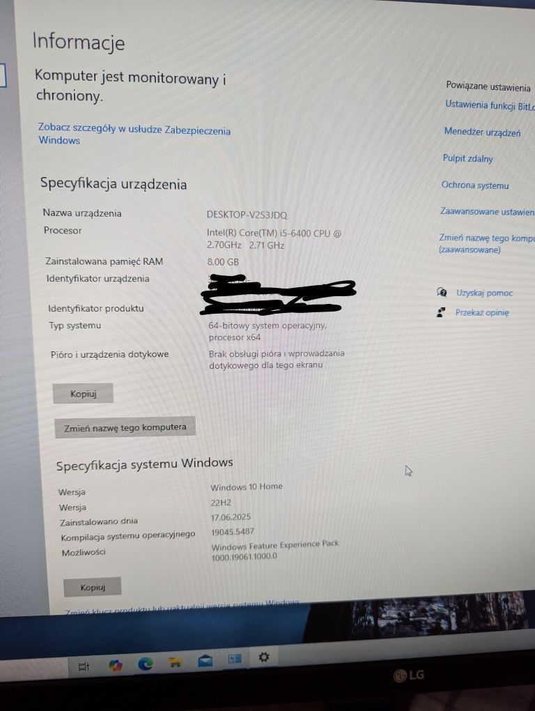Komputer stacjonarny z urządzeniami peryferyjnymi