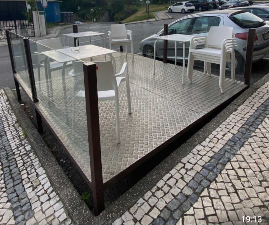 Vende-se esplanada em ferro e vidro