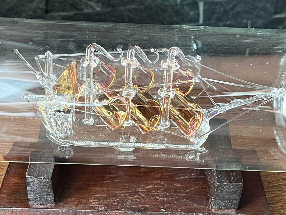 Statek żaglowiec kruche szkło w butelce na drewnie Santa Maria