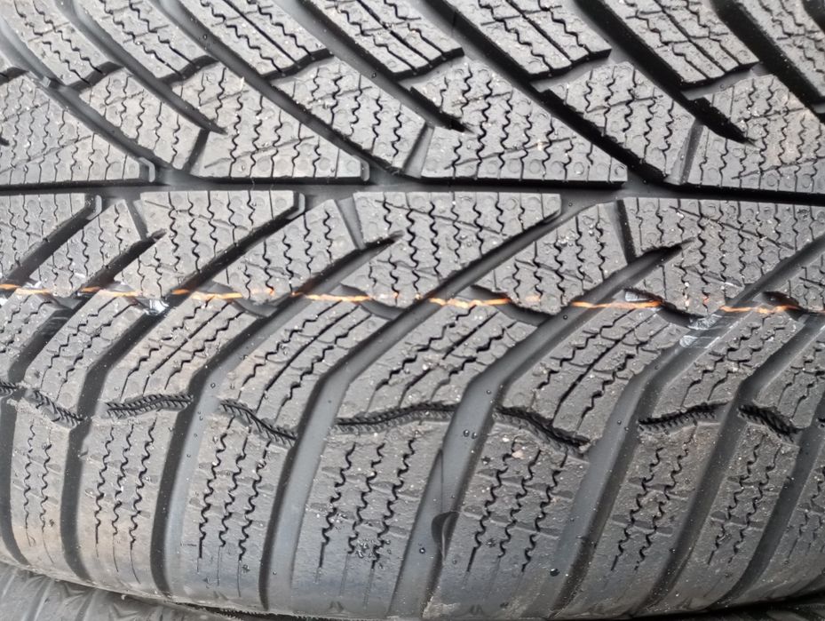 Sprzedam opony zdjęte z nowego samochodu 225/40 r18 Kumho