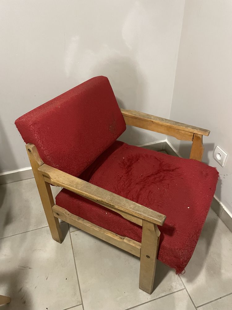 Fotel „Kadet” PRL czerwony do renowacji 1 sztuka