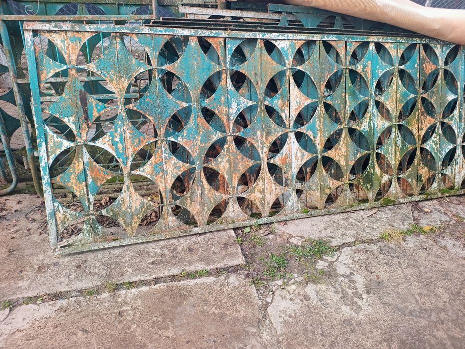 Демонтований металевий забор