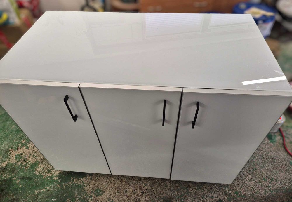 Szafka z aluminiowymi frontami