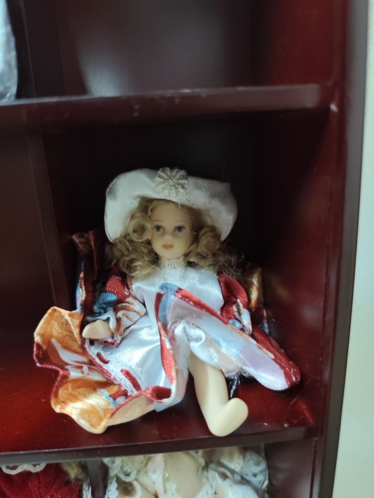 Bonecas de louça de coleção com expositor