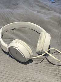 Białe słuchawki sony