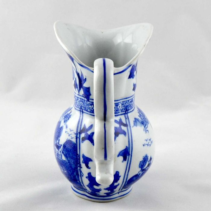Jarro Porcelana da China Azul e Branco decorado com flores e pagodes