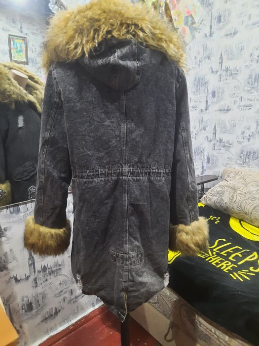 Джинсовая парка  - утепленный пуховик с капюшоном.