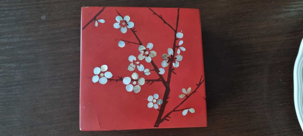 Kasetka z czerwonej laki, zdobiona masą perłową