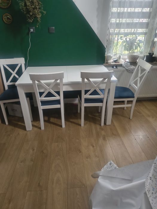 Stół rozkładany i 4 wyściełane krzesła