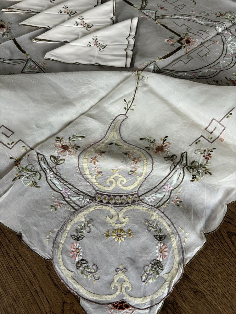 Toalha de mesa bordada em organza 265x175 e 12 guardanpos de linho