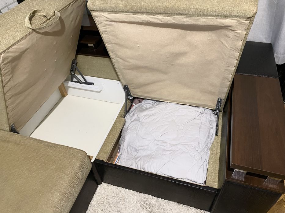 Угловой диван с деревянными полками — большой и очень удобный!