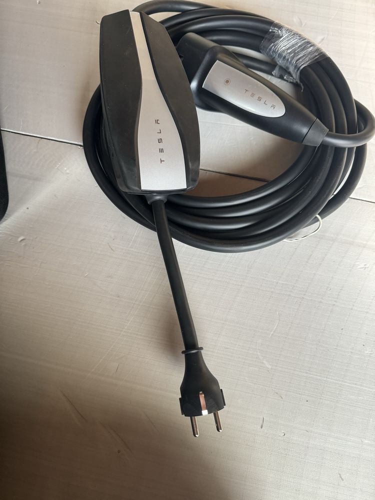 Ładowarka do samochodu elektrycznego TESLA