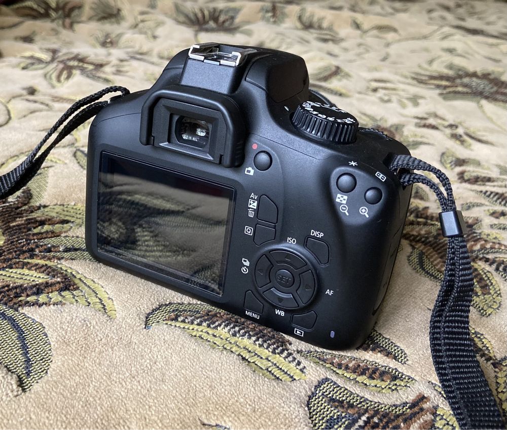 Canon EOS 4000D BK 18-55 + Сумка и карта памяти 64гб