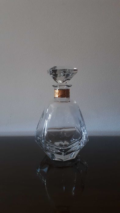 Frasco de cristal com gargalo pintado a ouro marca Vista Alegre