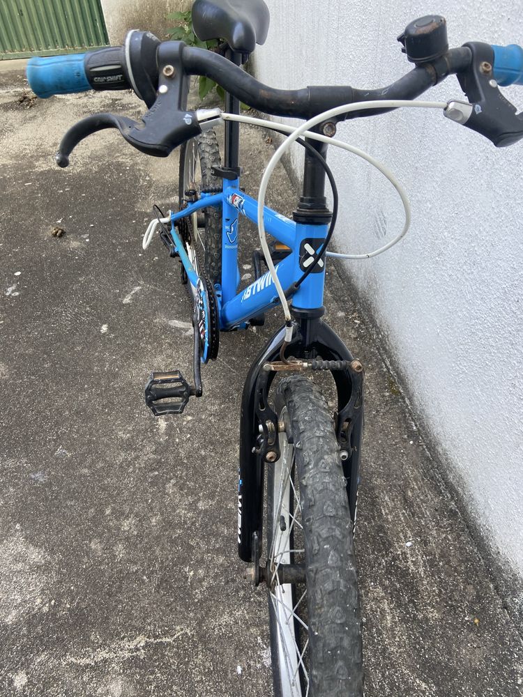 Bicicleta de criança como nova