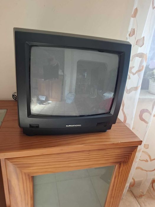 TV LG cinzenta e Grunding preta antigas