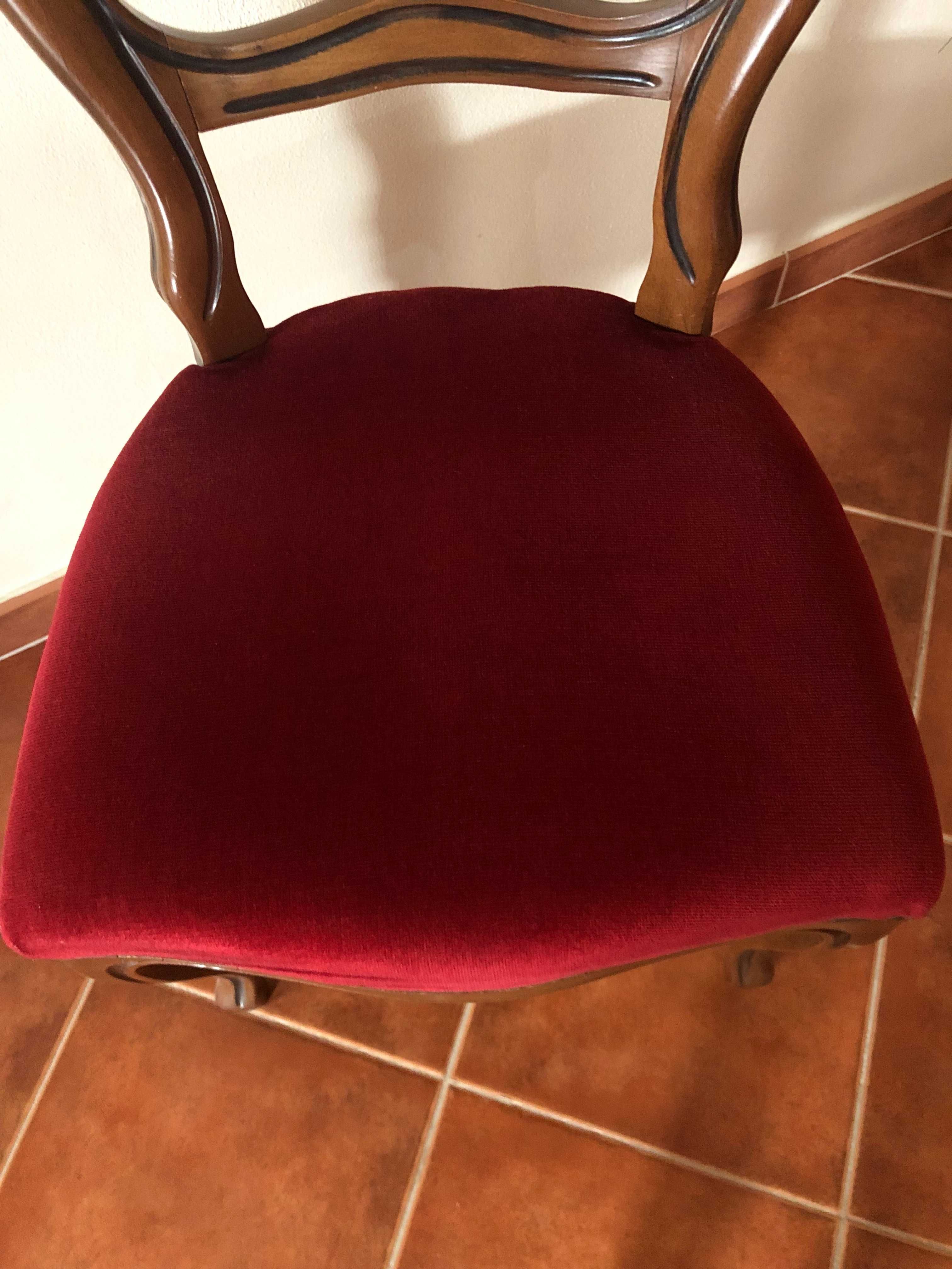 cadeiras com assento em bordô