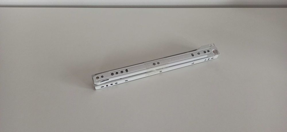 Białe biurko z półką na klawiaturę