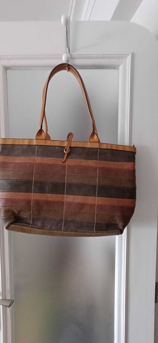 Saco de mão em pele com bolsas exteriores  e  interiores