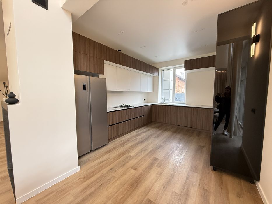 Продам сучасний будинок у передмісті. Ніхто не проживав