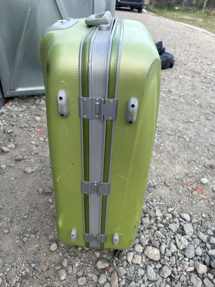 Transport wniesienie zadbana duża walizka solidna