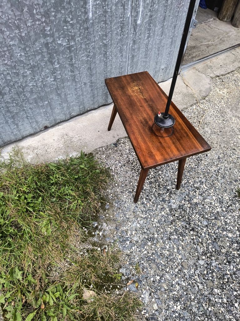 Stara lampa że stolikiem PRL