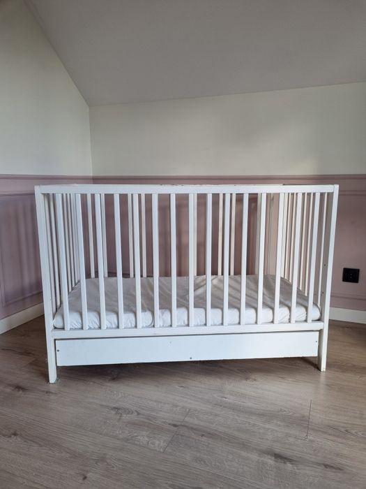 Łóżeczko niemowlęce z szufladą