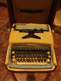 Stara zabytkowa maszyna do pisania Consul walizkowa