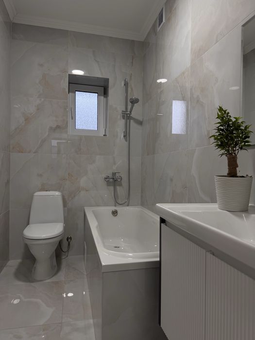 Продається просторий, новий будинок. Поруч р-ку Краснодонців