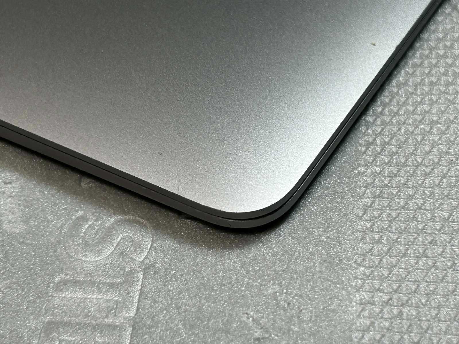 Macbook Air A2179 (2020) не включается.