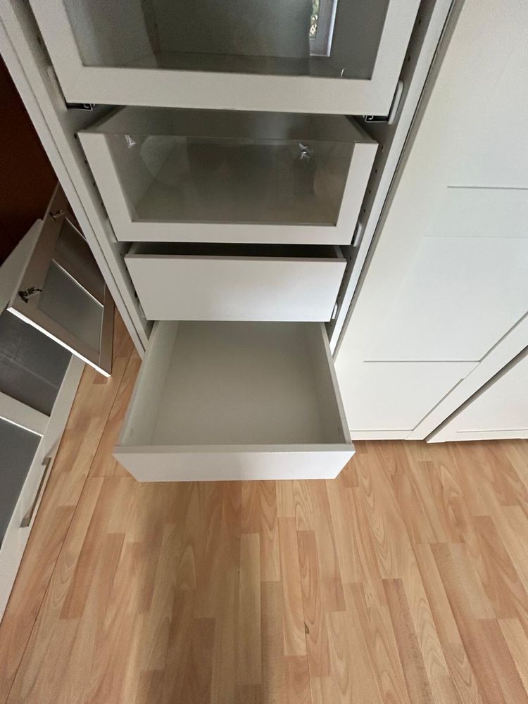 Roupeiro do ikea branco com varias gavetas
