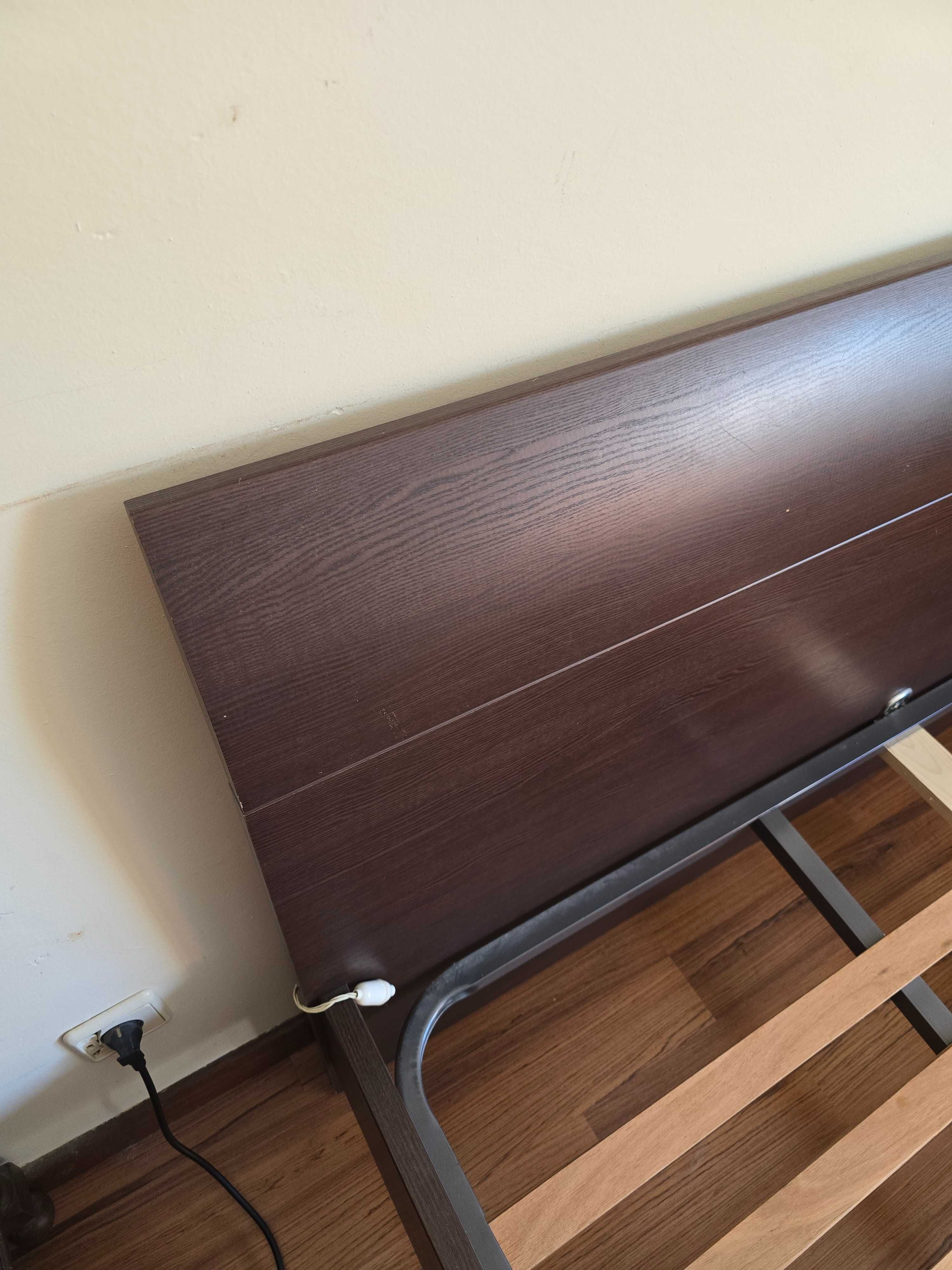Cama, com estrado e colchão Queen Size cor tabaco