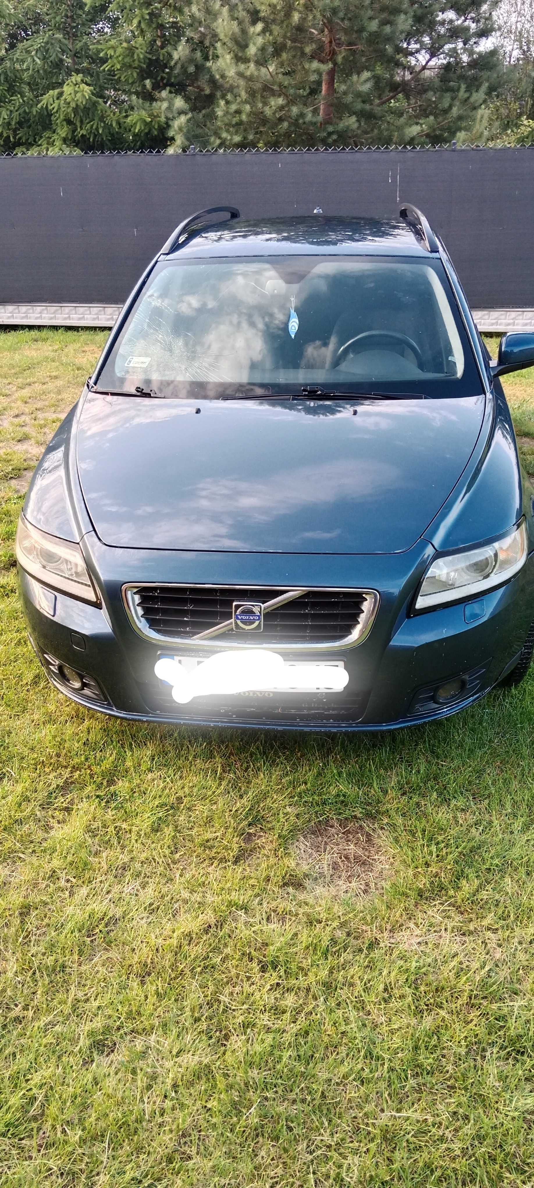 Sprzedam auto uszkodzone blacharsko jak widać na zdjęciach.