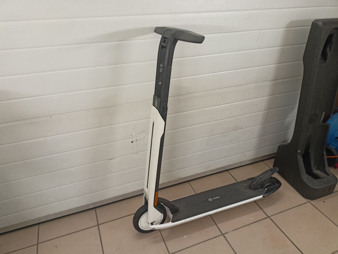 Hulajnoga elektryczna Segway Ninebot KickScooter Air T15D składana