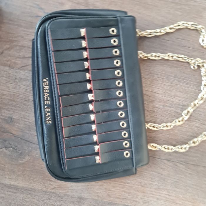 Versace torebka crossbody listonoszka czarna frędzle złote elementy re