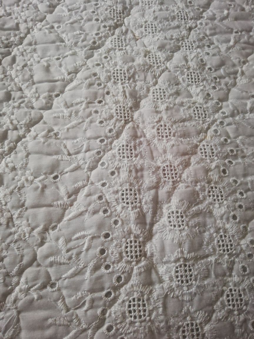 Colcha bordada para cama de corpo e meio com duas almofadas em bom est