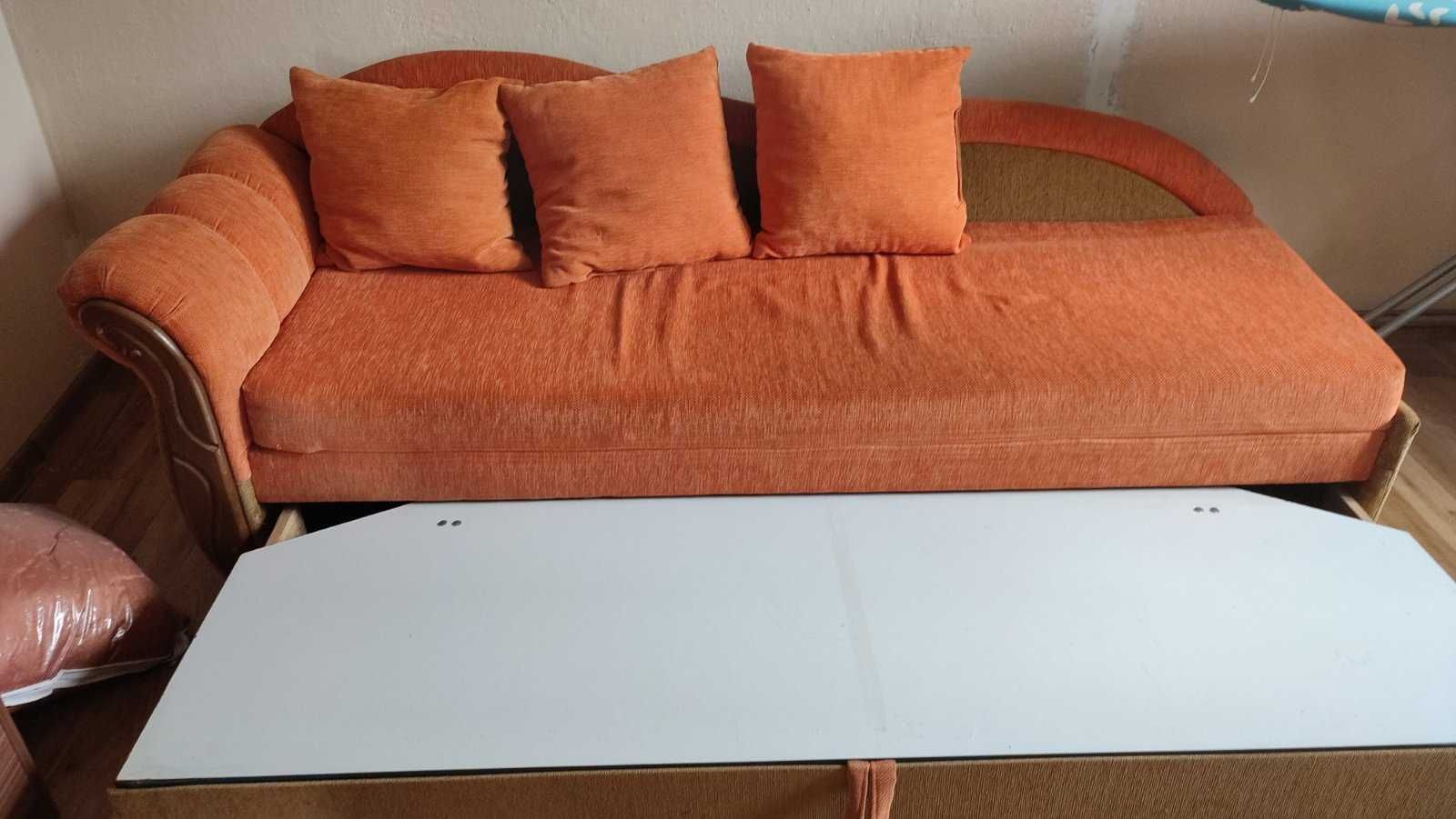 Sofa w wesołym kolorze z trzema poduszkami
