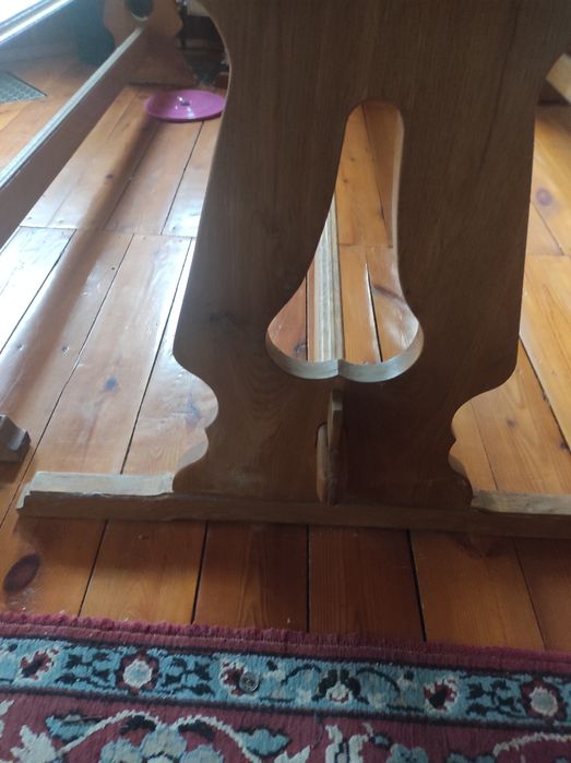 Дубовий стіл ручної роботи.