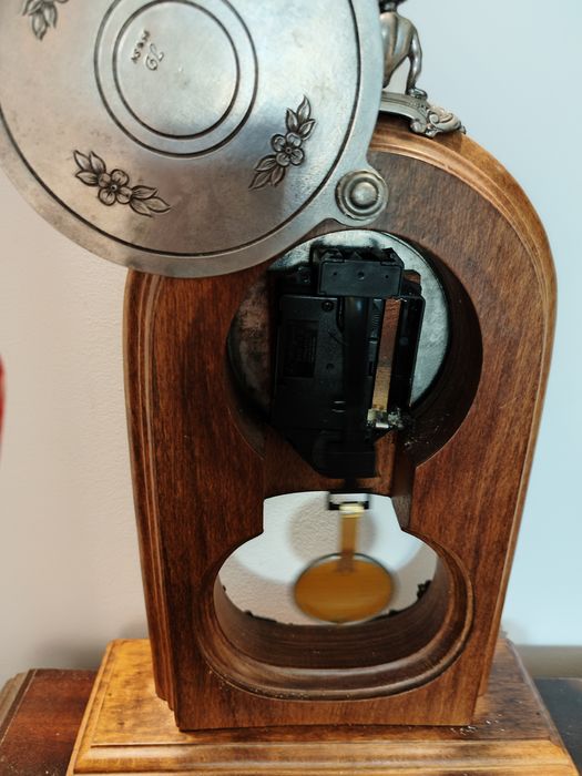 Relógio de mesa com aplicações em estanho